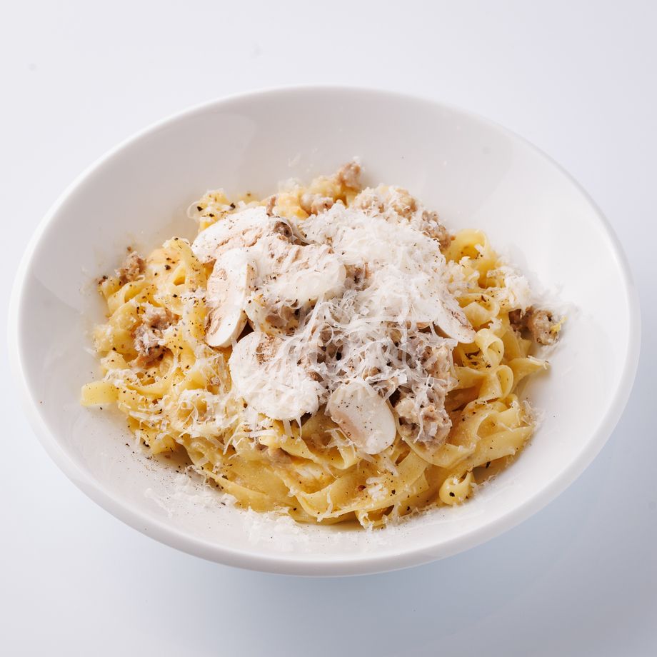 【選べるパスタセット】自家製サルシッチャのカルボナーラ　サラダ付き