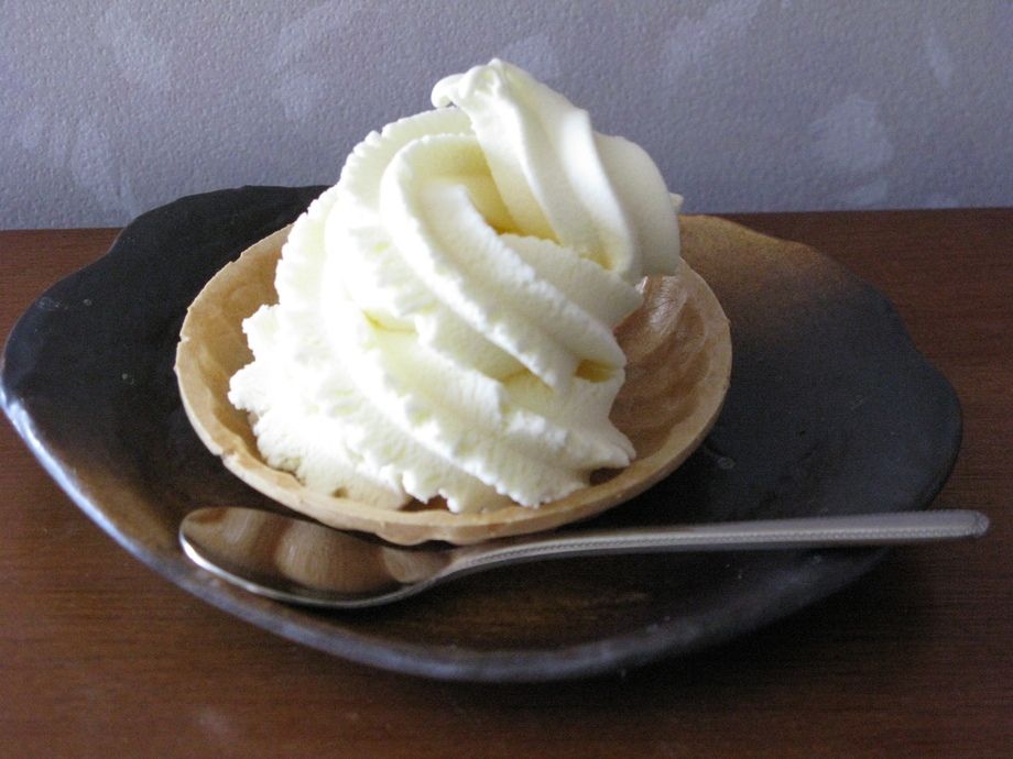 ソフトクリーム最中（バニラ）（＆　ごま、抹茶）