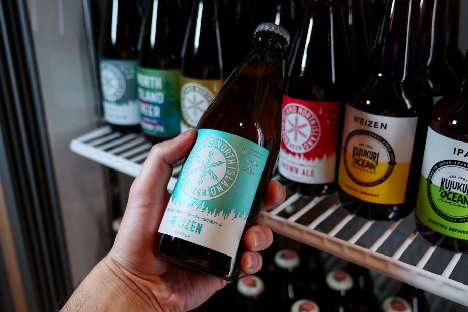 飲み放題ご利用方：ビールショーケースから取ります