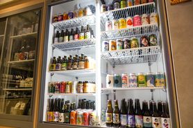 飲み放題ご利用方：ビールショーケースから取ります