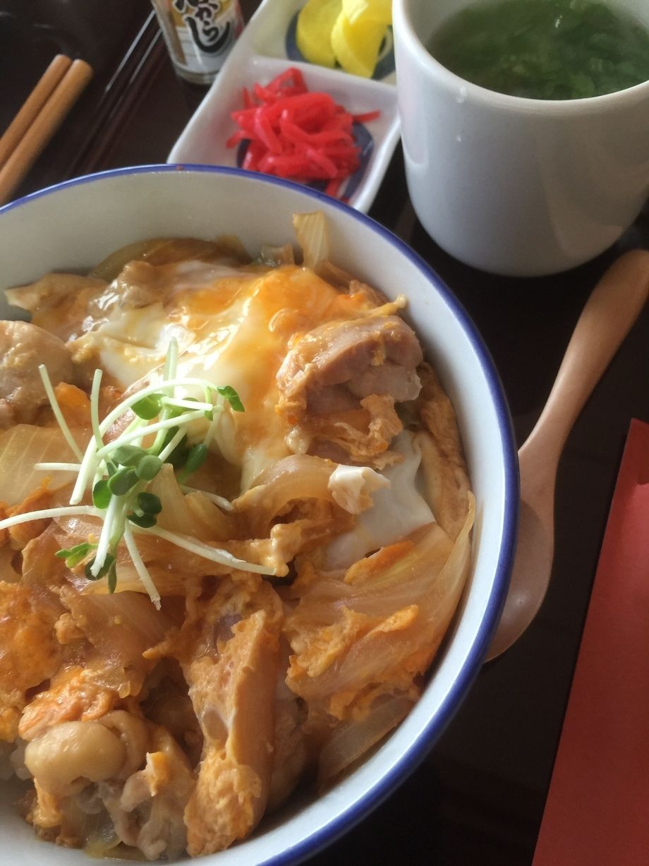 親子丼　紅しょうが、漬物、スープ付