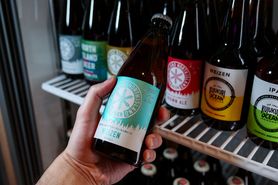 飲み放題ご利用の方：ビールをショーケースから取ります