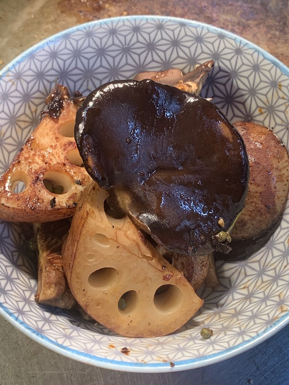 ひかりレンコン、黒アワビ茸の実山椒焼き