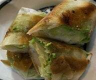 アボカドとビーガンチーズの春巻き焼き