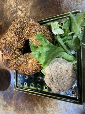 トルコのゴマパンシミットとフムスのセット