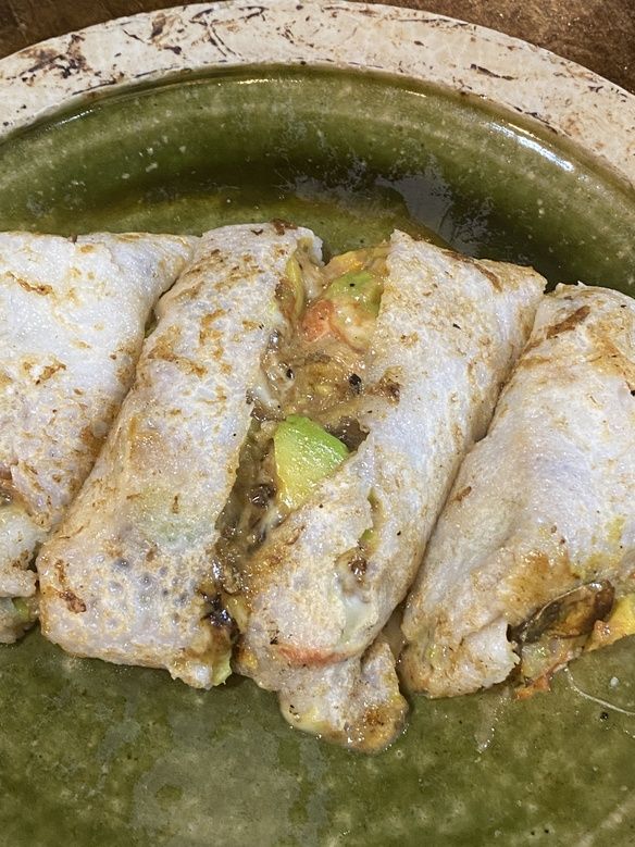 アボカド、長なす、フルーツトマトのチーズクレープ