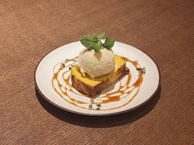 チャイ風かぼちゃバスクチーズケーキのバニラアイス添え