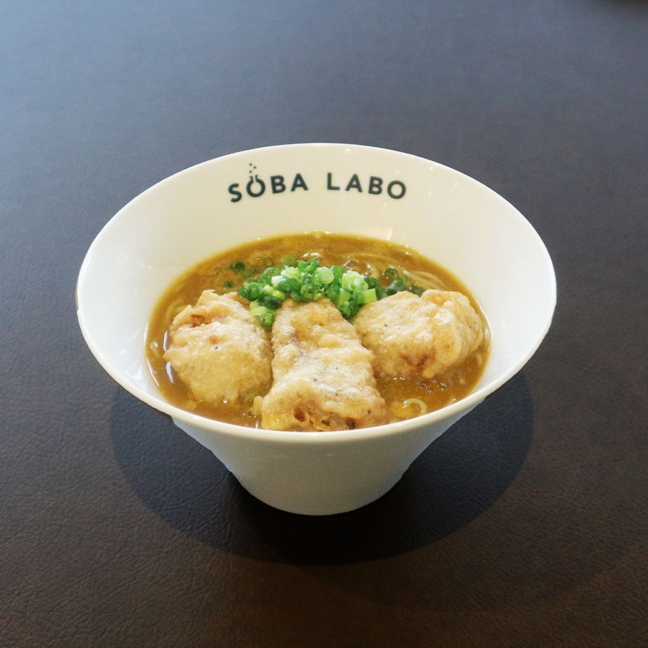 【お出汁の効いた】　　　　　　蕎麦屋のとり天カレーそば