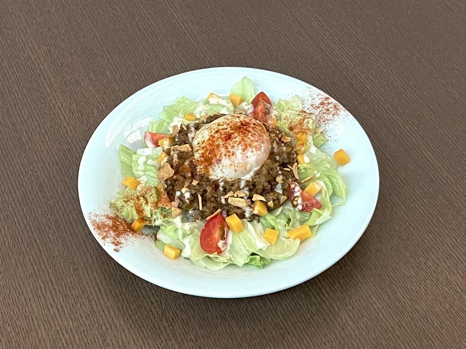 温泉卵と特製タコミートのサラダライス