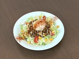 温泉卵と特製タコミートのサラダライス