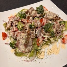 和牛炙りコウネ　シーザーサラダ　