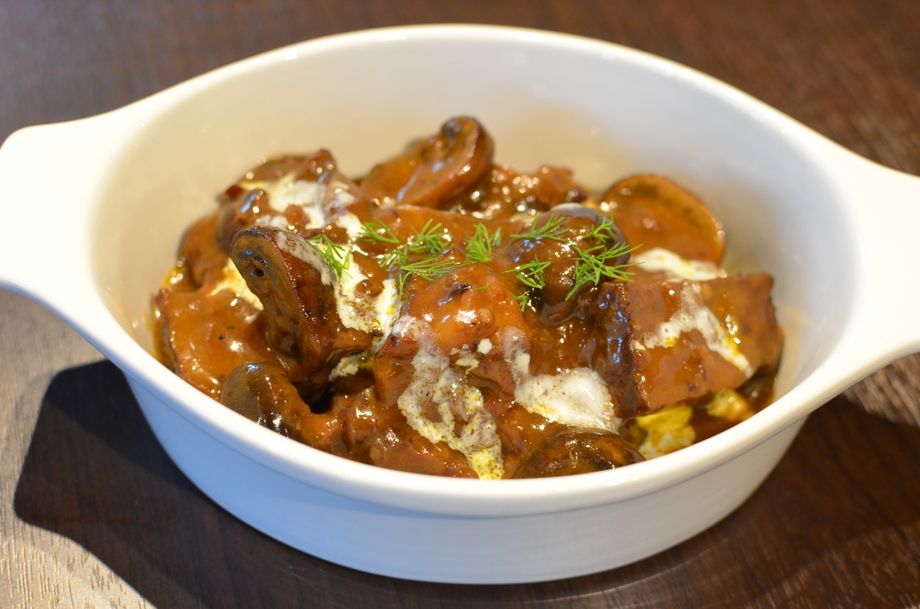 じっくり煮込んだ牛肉の赤ワイン仕立て（1850円）