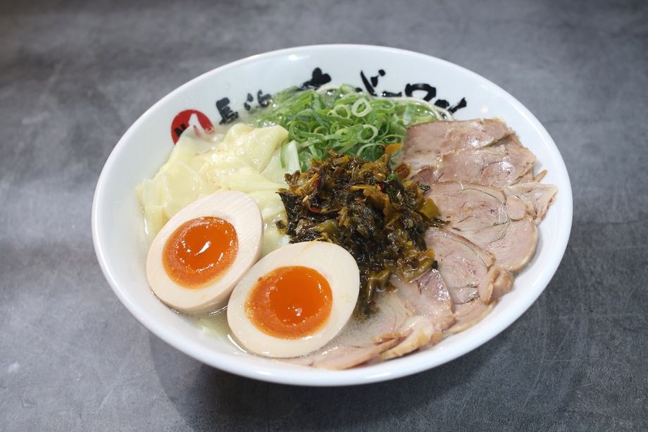 スペシャルラーメン(チャーシュー５枚、煮玉子、高菜、ワンタン)