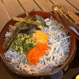 釜揚げしらす月見丼