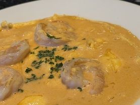 小エビの半熟オムレツ　オマール海老のクリームソース