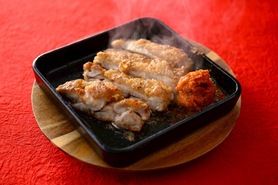 カリカリ鶏もも焼き～にんにくと唐辛子のトマトソース～