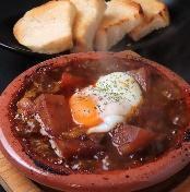 牛すじ肉じゃが赤ワイン煮込み～バケット添え～