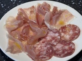 生ハムとサラミの盛り合わせ