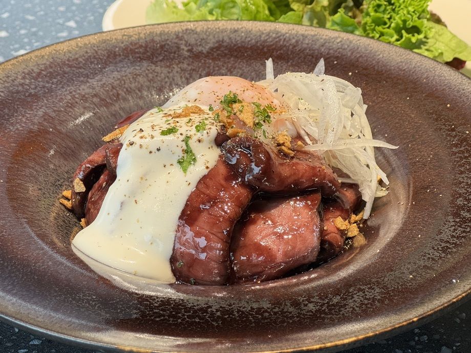 アンガス牛のローストビーフ丼　肉80g  サラダ付き