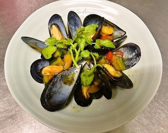 ムール貝と野菜のワイン蒸し