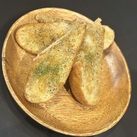 全粒粉パンのガーリックトースト