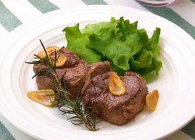 生ラム！骨付きステーキ・200g〈肩ロース〉