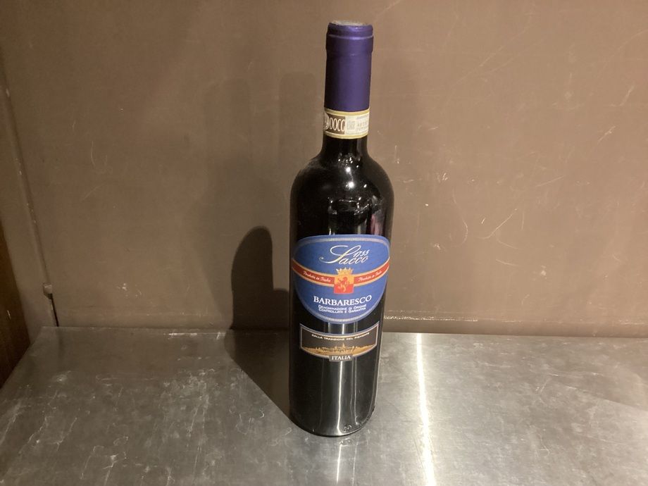 ワインボトル赤