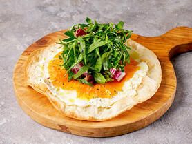 スモークサーモンのアルザス風サラダピザ