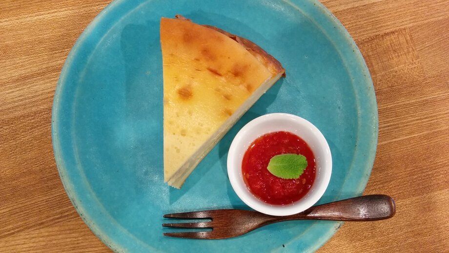 季節のケーキ　※月替わり（写真はベイクドチーズケーキ　完熟トマトジャムソース添え）（500円(税抜)）