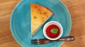 季節のケーキ　※月替わり（写真はベイクドチーズケーキ　完熟トマトジャムソース添え）