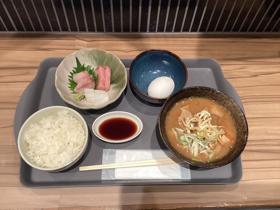 豚汁定食Ａ　おさしみ三品盛りと生卵付き