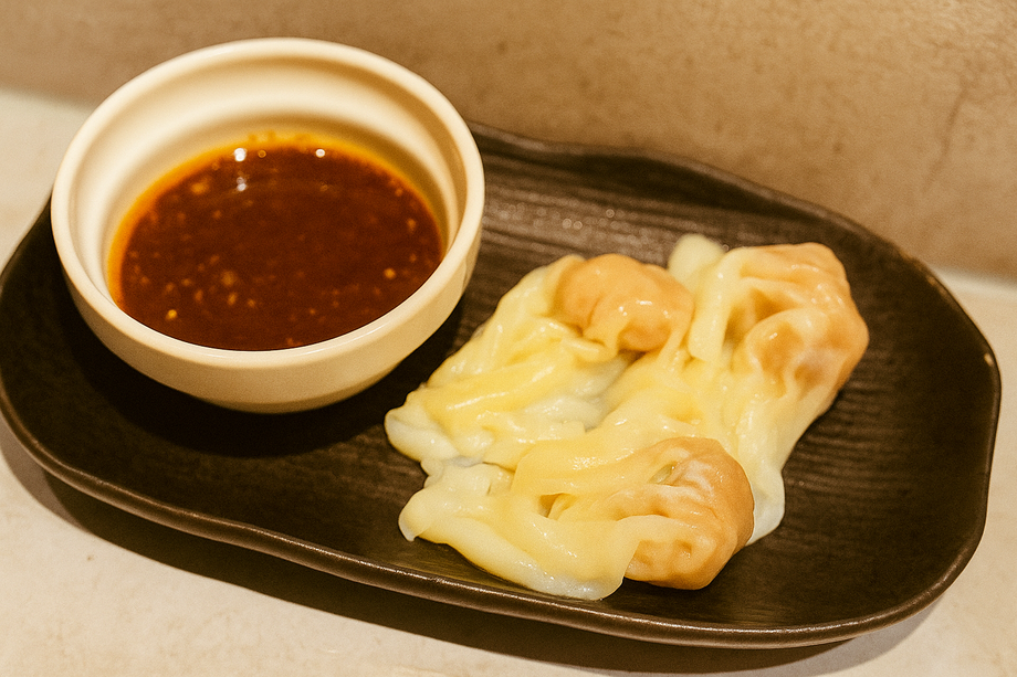 🥟絶品の手包み薄皮ワンタン３個•自家製みそタレ