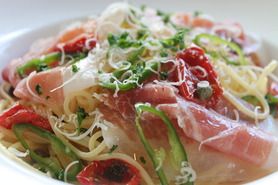 セミドライトマトと生ハムのオイルパスタ