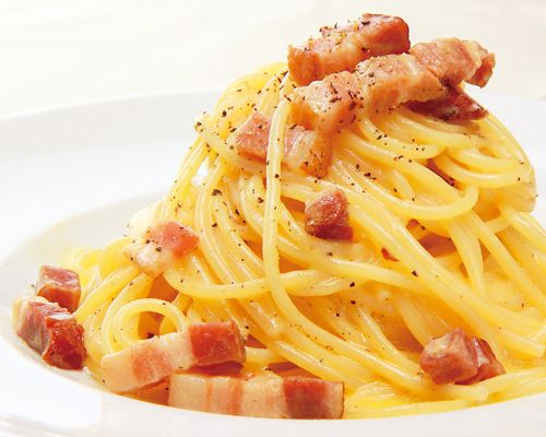 たっぷりベーコンの濃厚カルボナーラ（1050円）