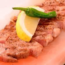 豚トロのグリル 岩塩プレートとレモンで