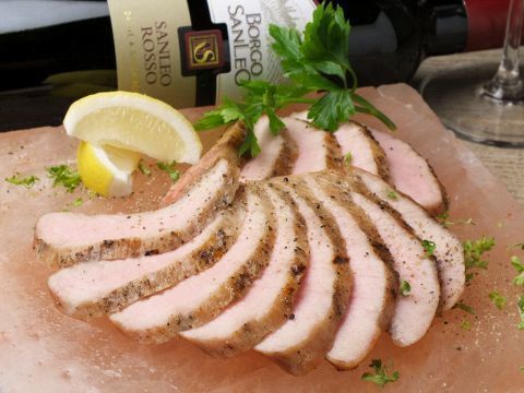 三元豚のグリル 岩塩プレートとレモンで（680円）