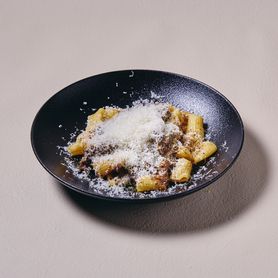 牛肉のラグーとパルミジャーノ リガトーニの生パスタ