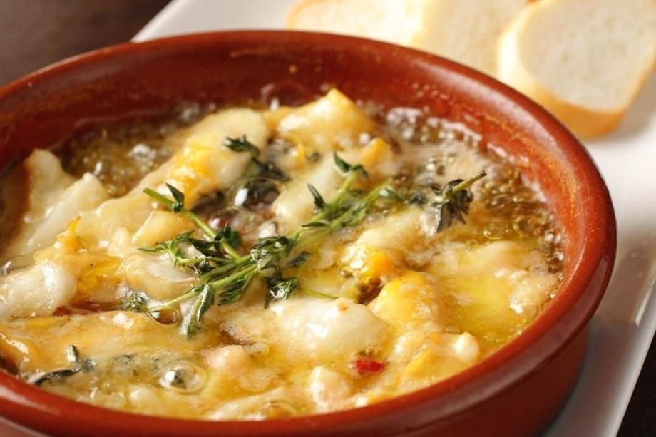 ツブ貝のアヒージョ（680円）