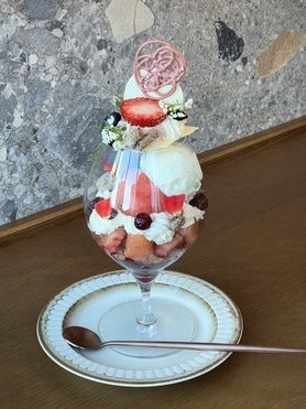 苺ミルクとクランベリーのパフェ