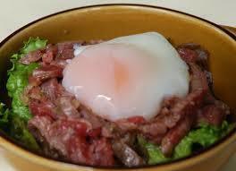 和牛のタルタル 半熟卵添え