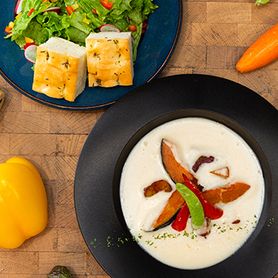 ごろごろ野菜の豆乳スープ【たっぷりサラダ・玄米又は自家製フォッカッチャ】