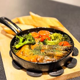 エビとブロッコリーの和風アヒージョ