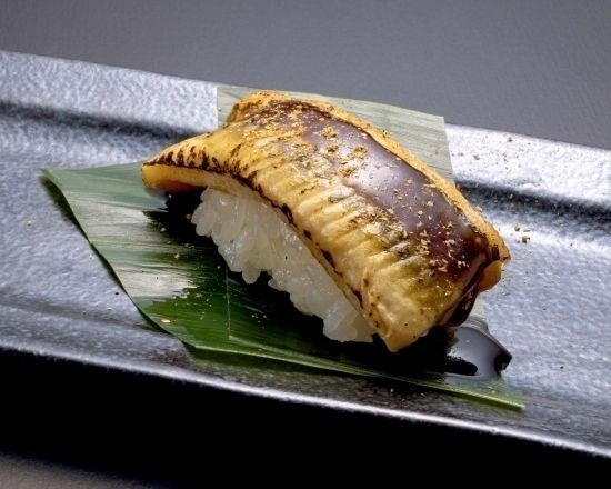 江戸前煮穴子(タレ 山椒)	 Sea Eel with Japanese sauce & Sansho pepper 