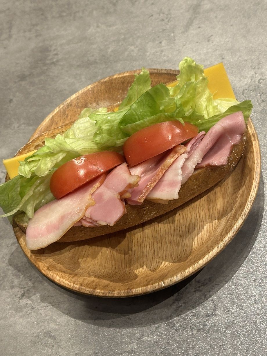 全粒粉パンのBLTサンド