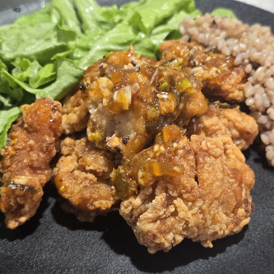 ジューシーな油淋鶏プレート（たっぷりサラダ・玄米付き）