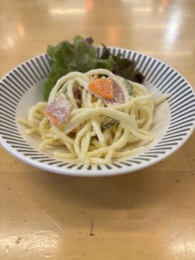 板前のスパゲッティサラダ