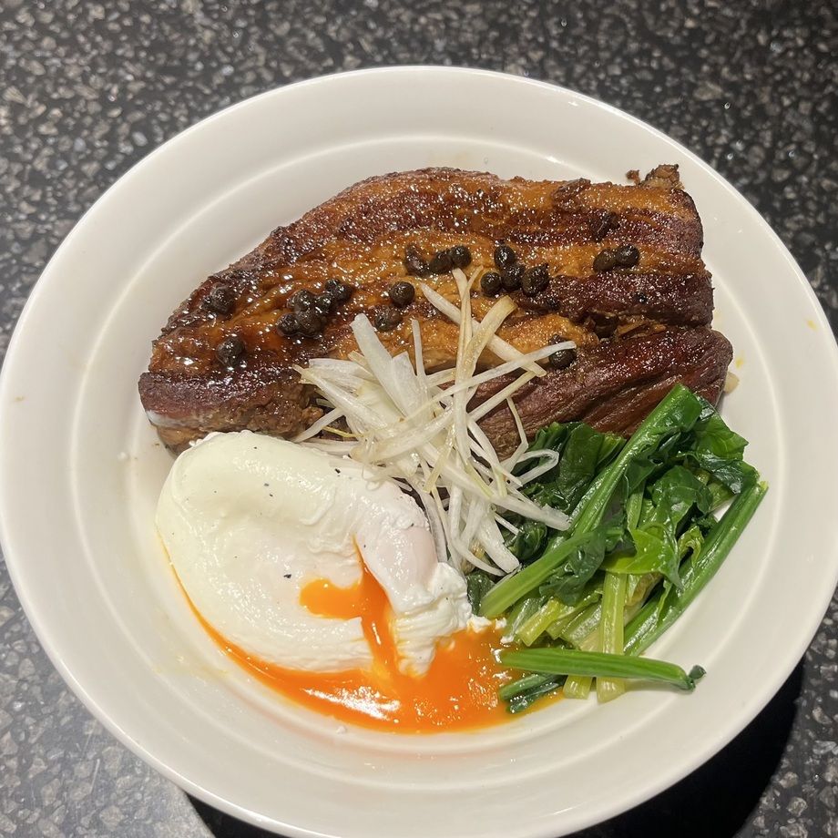 【本日4食限定】箸で切れる❗️極とろ豚バラ角煮丼　温玉添え