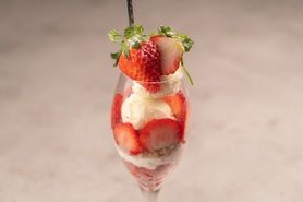 【いちごの季節！】季節のフルーツのデザートパフェ