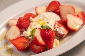 【いちご】季節のフルーツとブラータチーズ