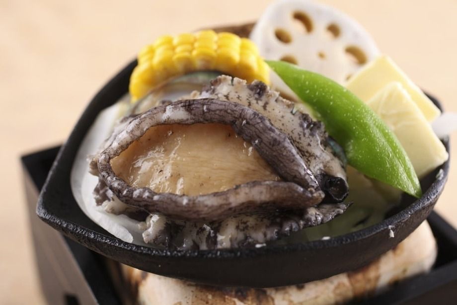 丸ごとあわびのバター鉄板